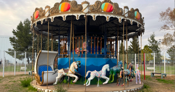 La calesita de Cipolletti vuelve a girar con entrada gratuita y una campaña solidaria