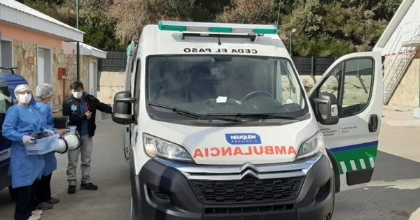 Una tribuna se rompió en pleno partido y una mujer terminó en la guardia