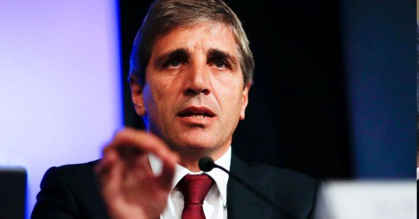 Luis Caputo sale a buscar ,2 billones y asume el riesgo electoral