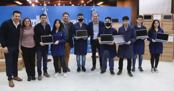 Neuquén reparte 2.200 computadoras a estudiantes terciarios y universitarios