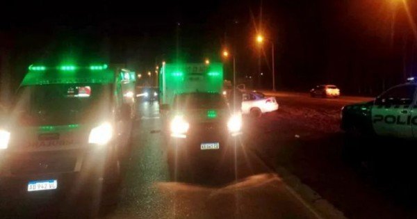 Fuerte accidente entre un auto y un camión en Ruta 7 deja al menos dos heridos