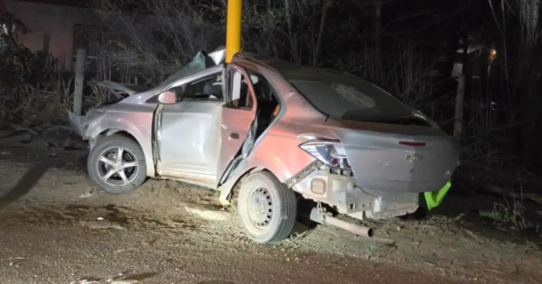 Manejaba borracho y con un “ruedín”: terminó incrustado contra un poste en Centenario