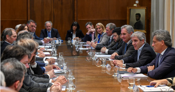 Caputo defendió el rumbo económico y advirtió: “la gente decidirá entre esto o comunismo”