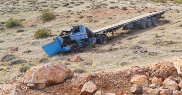 Un camión con forrajes volcó en la Ruta 43 y cayó a un barranco