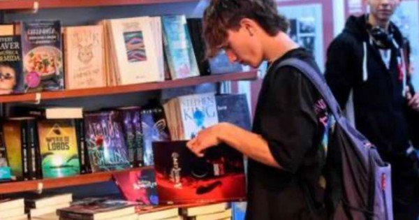 La Feria del Libro despliega una jornada cargada de charlas, poesía y debates