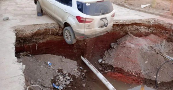 Rescatan a madre e hijos de una camioneta suspendida sobre un pozo en Centenario