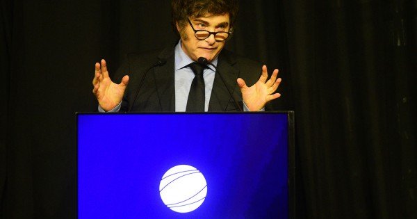 Javier Milei culpa al “pánico político” por la suba del Riesgo País