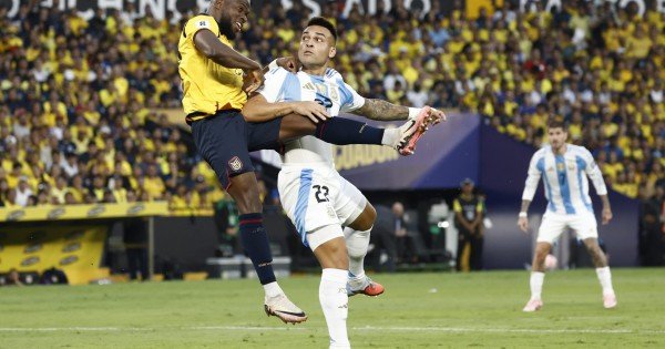 Argentina cayó con polémica en Ecuador y cerró líder la clasificación al Mundial