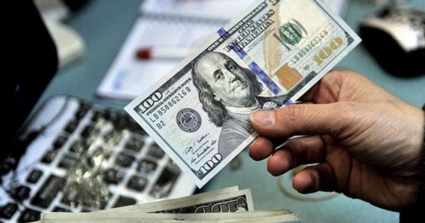 El Gobierno detiene la libre flotación del dólar en medio de los comicios