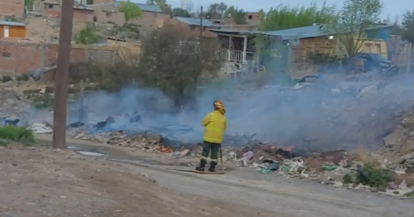 Vecinos de Centenario reclaman más seguridad tras un incendio provocado por niños