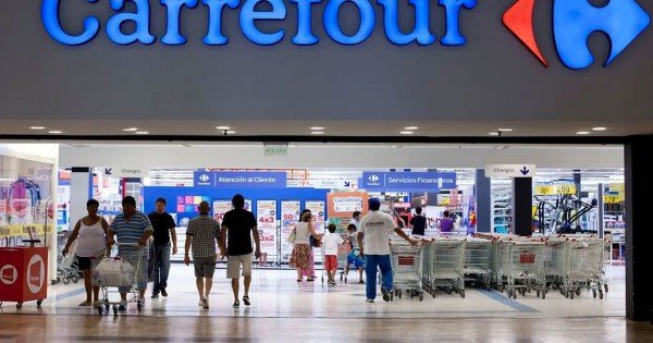 Carrefour abre una sucursal en Neuquén en medio del cierre de sus locales en el país