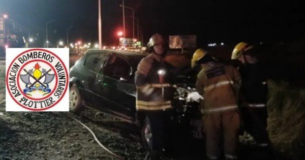 Plottier: un joven fue rescatado de su auto en llamas tras impactar contra un poste Plottier: un joven fue rescatado de su auto en llamas tras impactar contra un poste